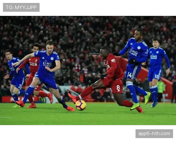 终场哨响,柏林联合老将特里梅尔跪地亲吻草皮,球队保留一线保级希望 终场哨响,柏林联合老将特里梅尔跪地亲吻草皮,球队保留一线保级希望